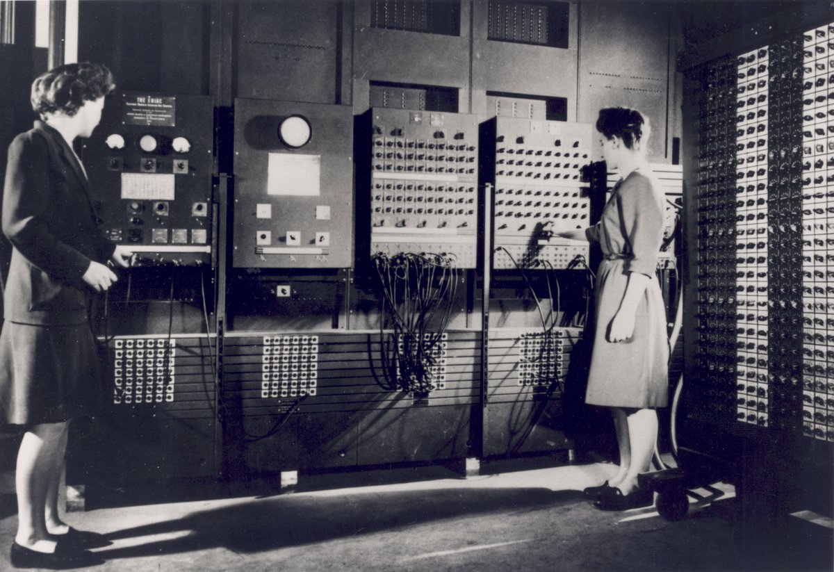 Programadoras de ENIAC operando el panel de control, 1946